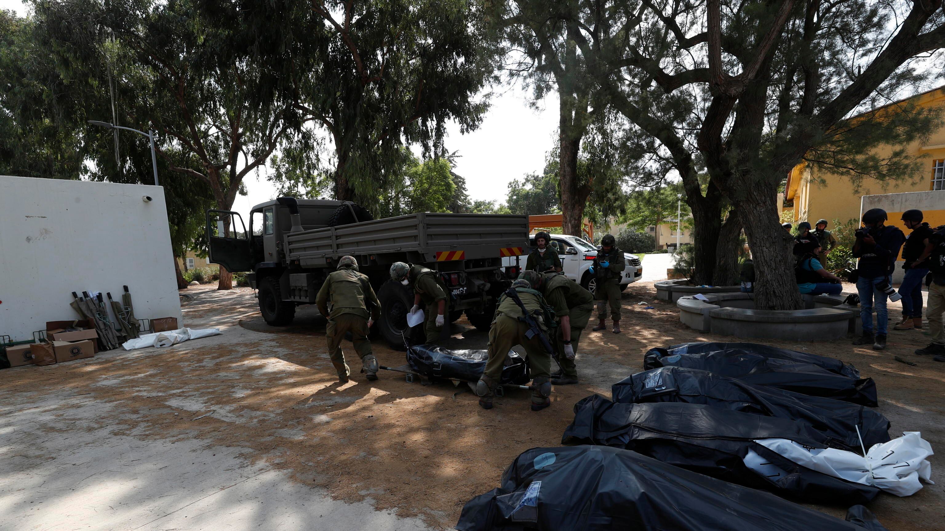 Bambini decapitati e famiglie massacrate: l'orrore delle bestie di Hamas nel kibbutz