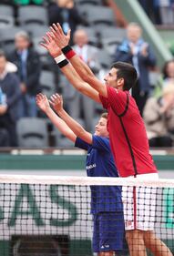 Lo splendido regalo di Djokovic al giovane raccattapalle 4