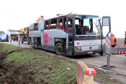 Mantova, scuolabus si ribalta in un fosso: paura per 50 bimbi 9