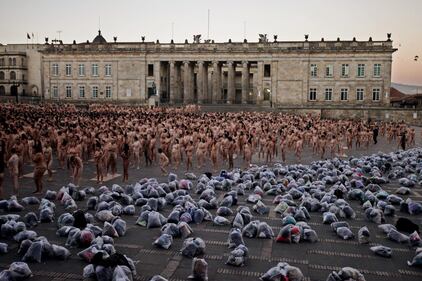 Bogotà, 6mila nudi in piazza: in posa per Tunick 1