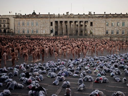 Bogotà, 6mila nudi in piazza: in posa per Tunick