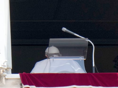 Quella corsa al Gemelli poi l'operazione al colon. "Il Papa ha risposto bene"
