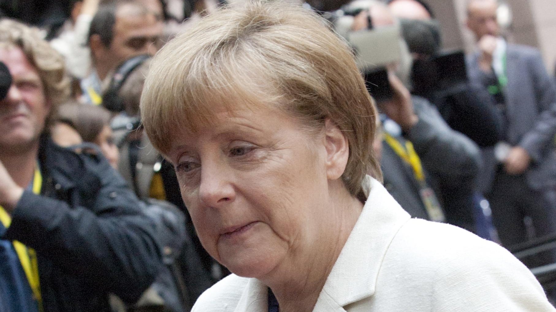 L'assalto alle frontiere mette nei guai la Merkel: ora il governo traballa