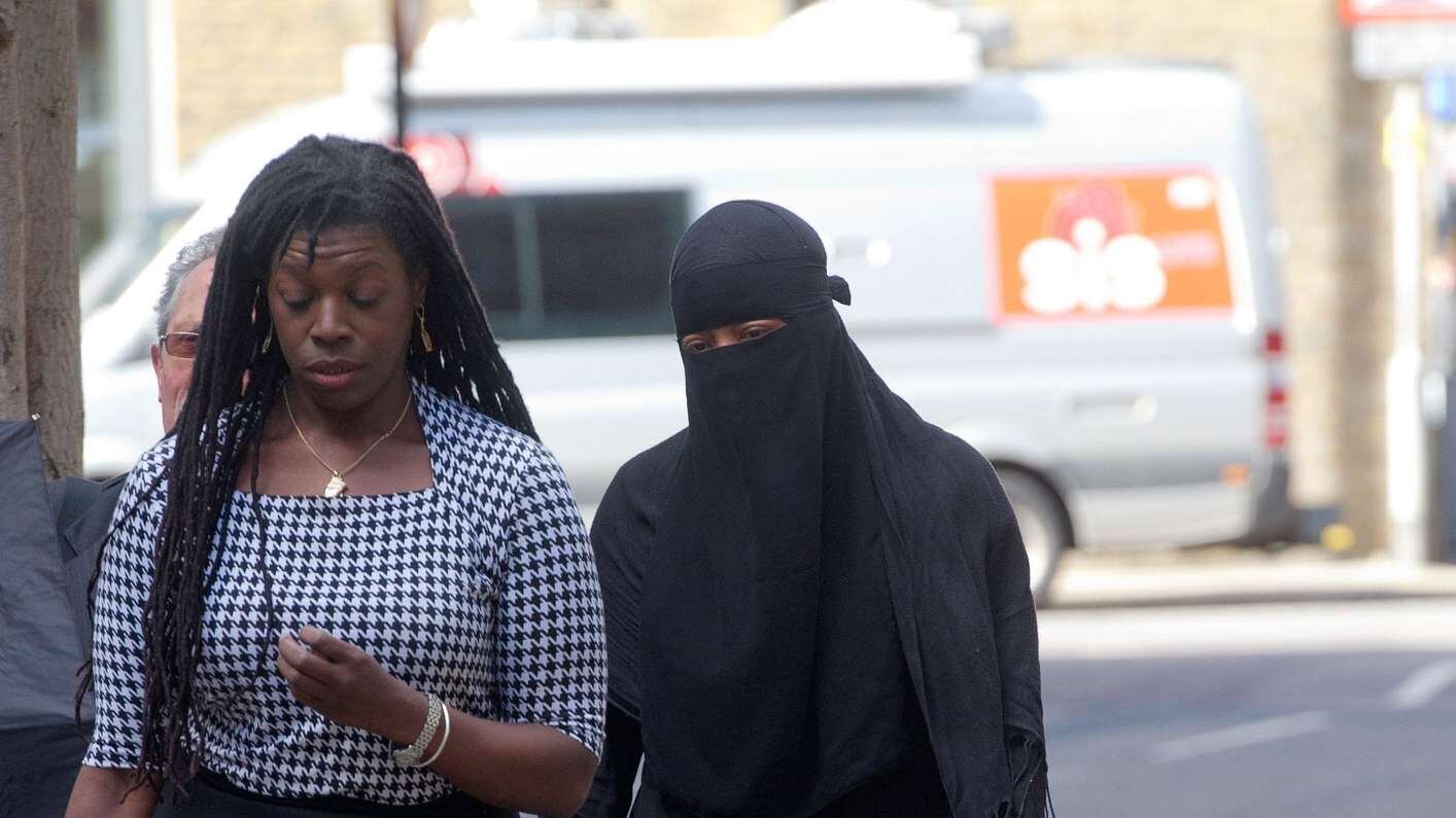 Londra, un giudice vieta il velo islamico in aula