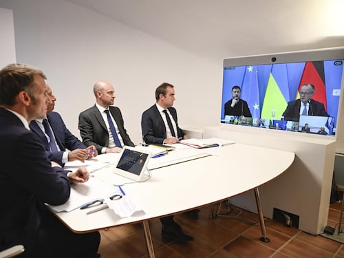Ma Bruxelles insiste: "Kiev in Ue e Nato, niente veti russi". Volenterosi in campo