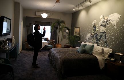 Banksy apre albergo a Betlemme 11