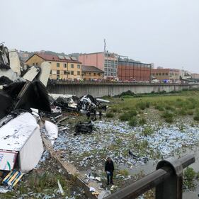 Genova, le immagini choc dei soccorsi 8