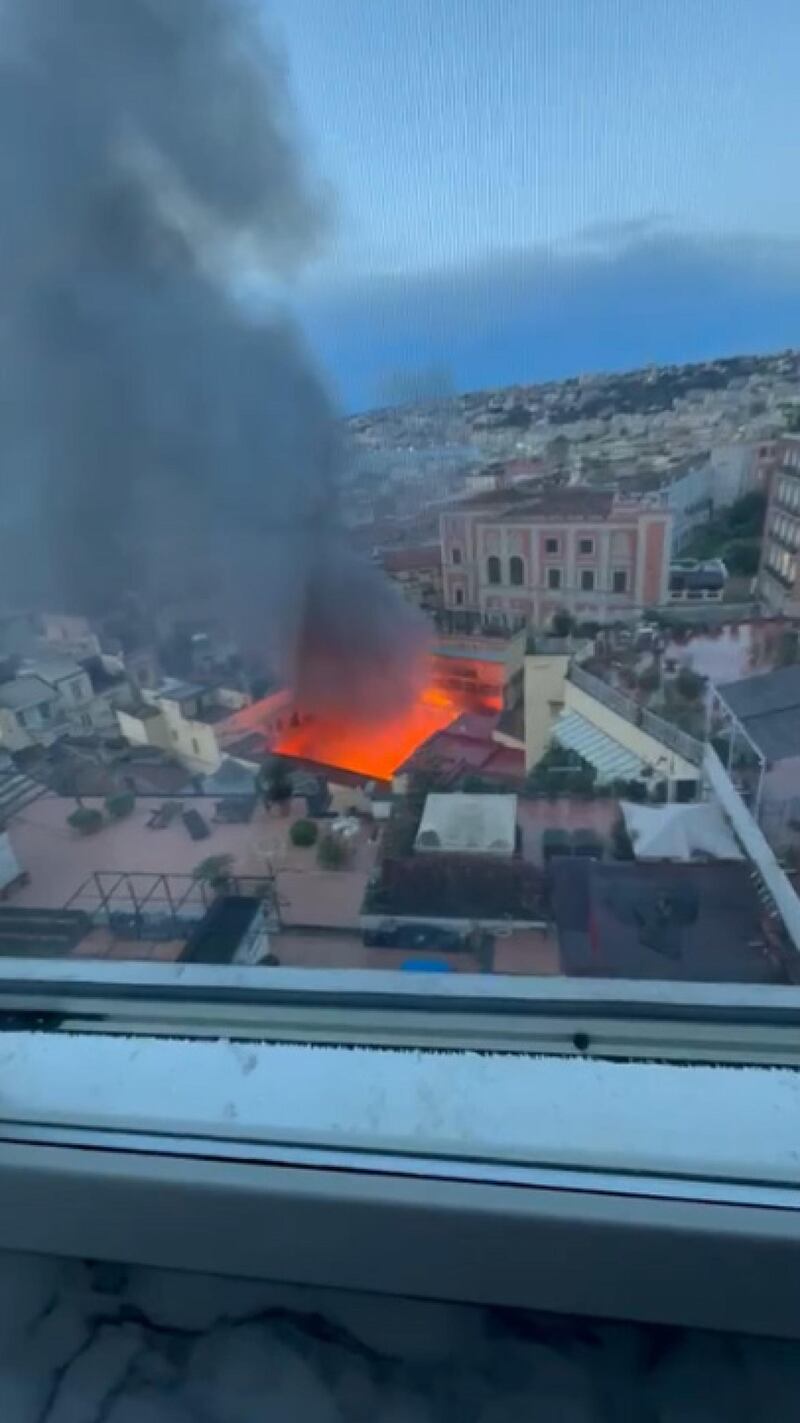 Incendio nel cuore di Napoli, in fiamme il teatro Sannazzaro 5