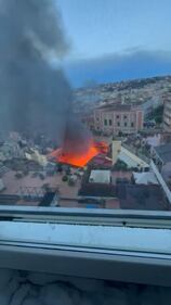 Incendio nel cuore di Napoli, in fiamme il teatro Sannazzaro 5