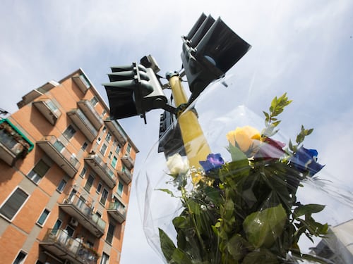 Lo schianto di un 21enne contro un semaforo