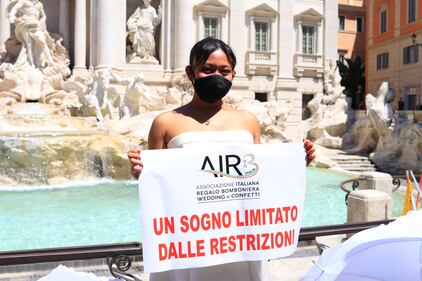 Fontana di Trevi e Piazza di Monte Citorio accolgono la protesta delle spose e degli operatori del settore Wedding 9