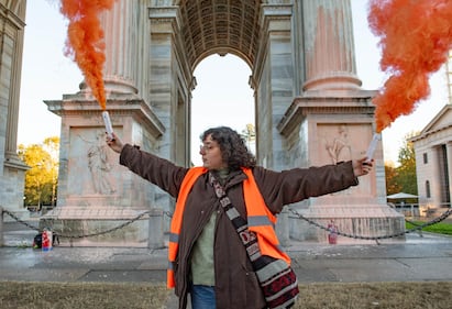 Gli eco-vandali di Ultima Generazione imbrattano l'Arco della Pace 1