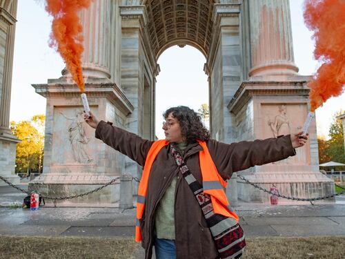 Gli eco-vandali di Ultima Generazione imbrattano l'Arco della Pace