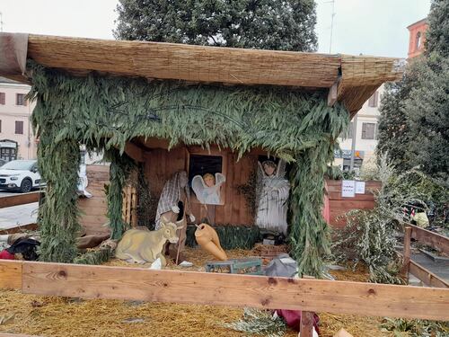 Vandali danneggiano il presepe nel paese di Bonaccini