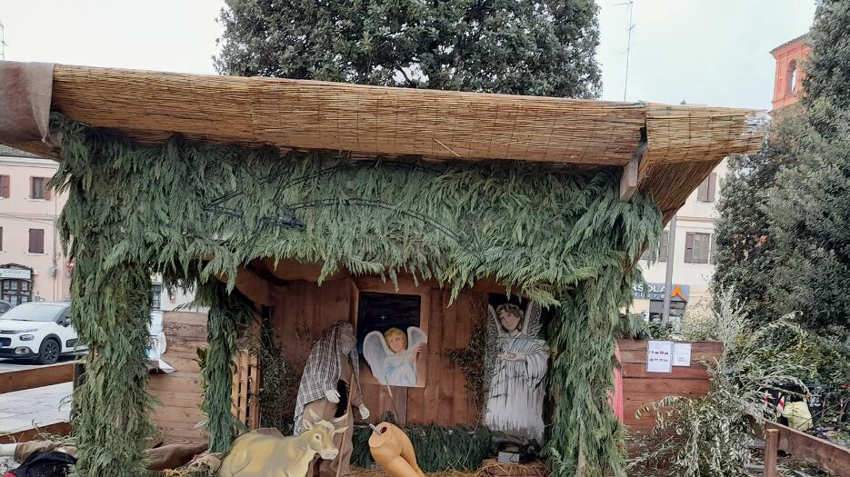 Vandali danneggiano il presepe nel paese di Bonaccini