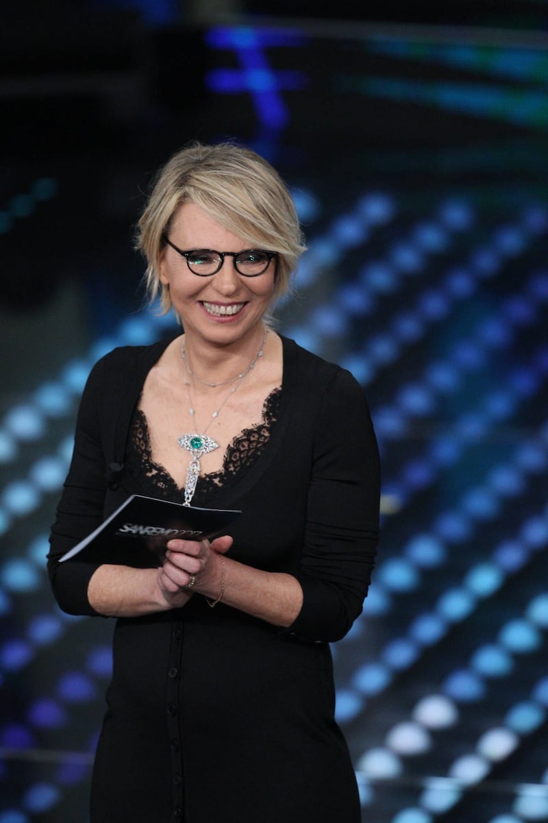 Sanremo 2017, Maria De Filippi e il bacio agli ospiti 13