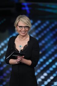 Sanremo 2017, Maria De Filippi e il bacio agli ospiti 13