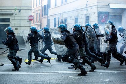 Scontri e cariche a Roma 9