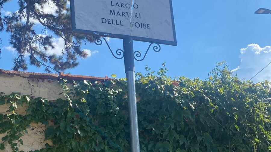 Vandalizzata la targa per le vittime delle foibe. FdI: "Non diamola vinta ai centri sociali"