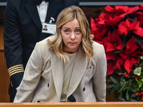 Fango su Meloni, riparte l’attacco