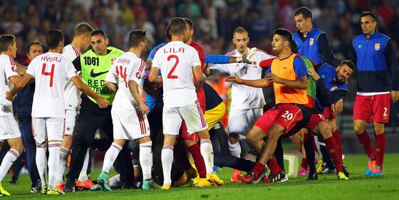 Serbia-Albania, la bandiera del Kosovo scatena la rissa 8