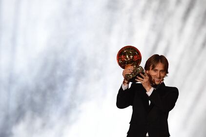 Luka Modric è il nuovo Pallone d'oro: ecco gli scatti alla cerimonia di premiazione 1