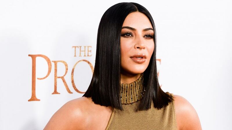 Kim Kardashian senza reggiseno sul red carpet 11