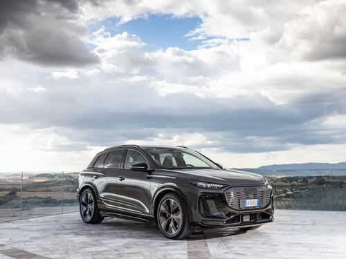 Al volante della nuova Audi Q6 e-tron. Un Suv da oltre 600 km di autonomia