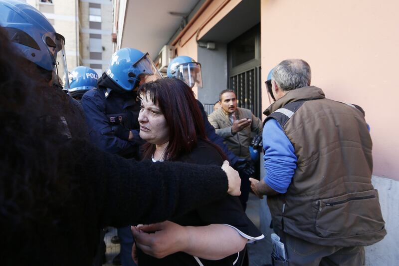 Tensioni a Casal Bruciato, inquilini in rivolta contro i nomadi 5