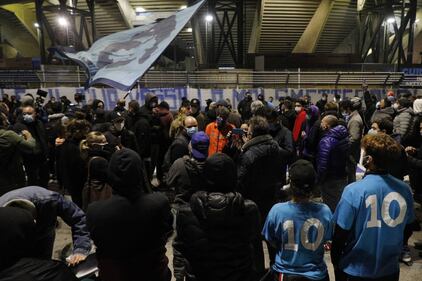 Napoli piange il suo mito Diego Armando Maradona 12