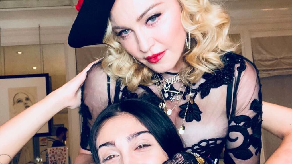 Pioggia di critiche per la figlia di Madonna. Il web: "Tagliati quei peli"