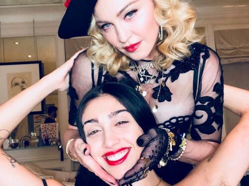 Pioggia di critiche per la figlia di Madonna. Il web: "Tagliati quei peli"