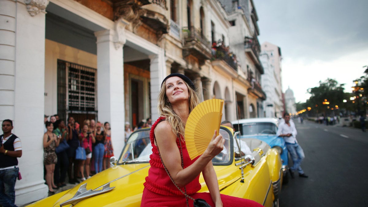 Ora Chanel sfila a Cuba: baschi del "Che" e lustrini