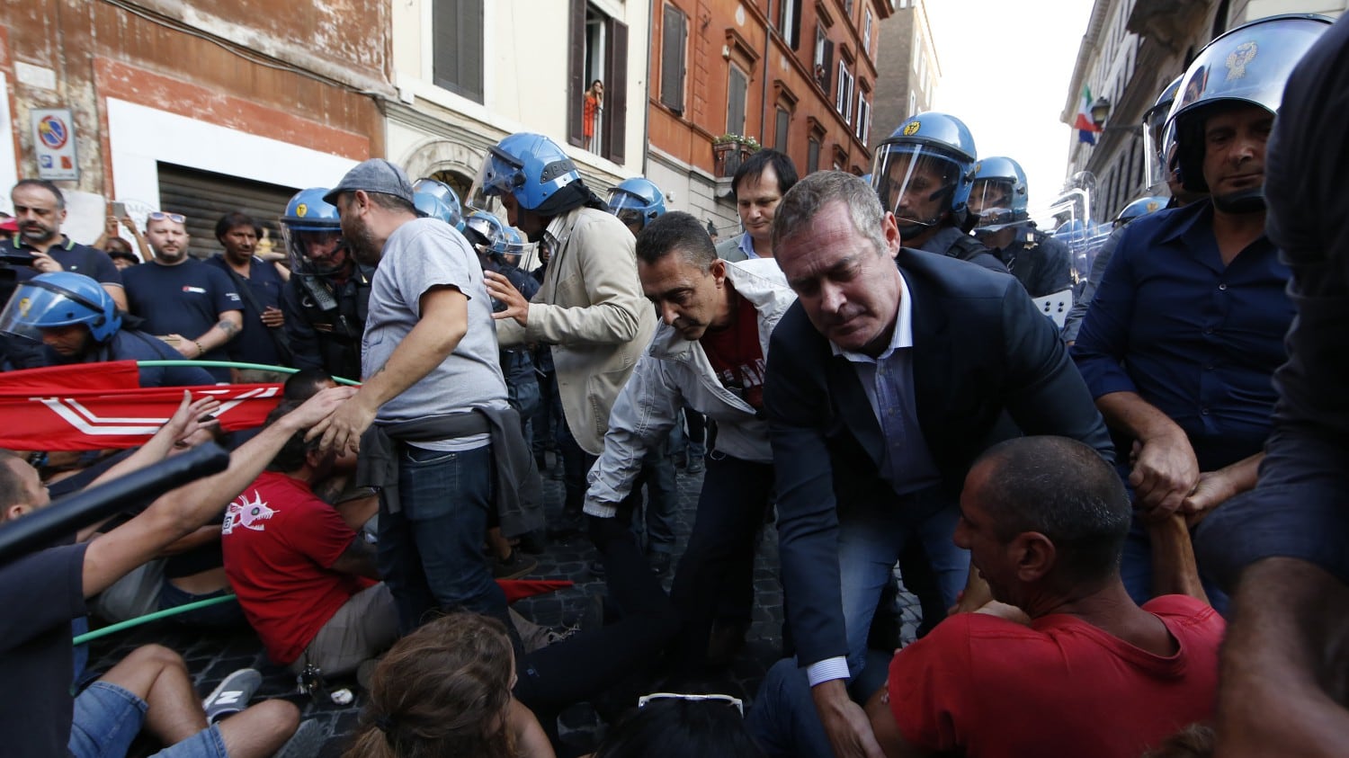 Il blitz di attivisti e immigrati: tensioni con la polizia a Roma