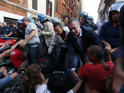 Il blitz di attivisti e immigrati: tensioni con la polizia a Roma