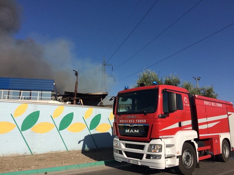 Balle di rifiuti a fuoco: maxi incendio in un'azienda  4