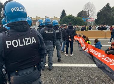 A4 Torino-Milano bloccata dagli attivisti di Ultima Generazione: le immagini della manifestazione 7