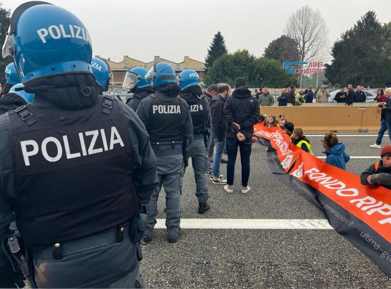 A4 Torino-Milano bloccata dagli attivisti di Ultima Generazione: le immagini della manifestazione 7