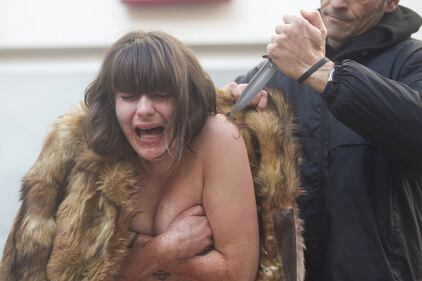 La protesta choc "insanguina" Parigi 9