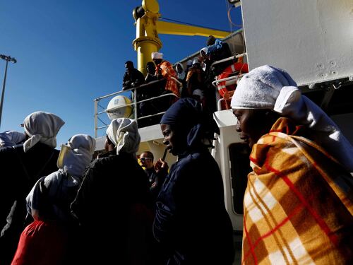 La demagogia dei sindaci rossi: "Apriamo noi i porti ai migranti"