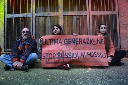 Blitz degli ambientalisti davanti al Mef 3