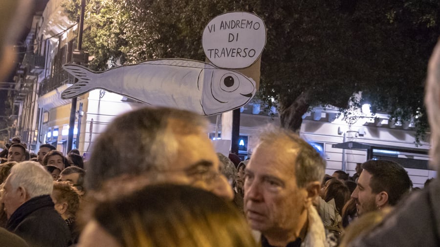 "Siete solo delle mele marce...". Le sardine "esplodono" ancora