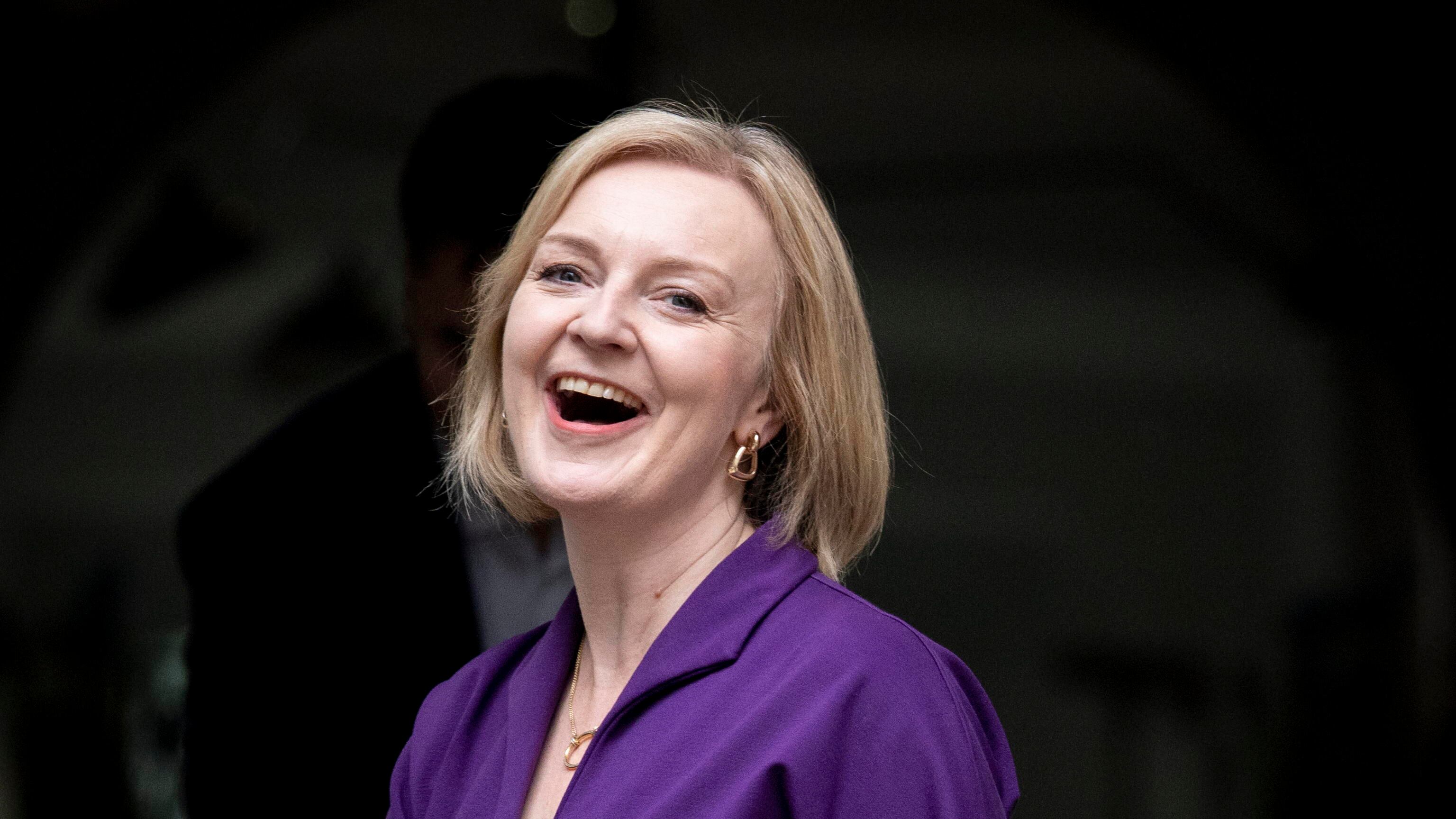 Londra, inizia l'era Truss tra guai e l'ombra di BoJo. "Taglierò tutte le tasse"