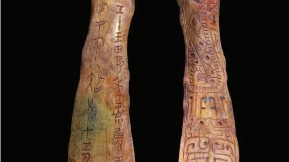 Osso intarsiato di turchesi ritrovato tra le rovine Yin Xu e la scrittura oracolare