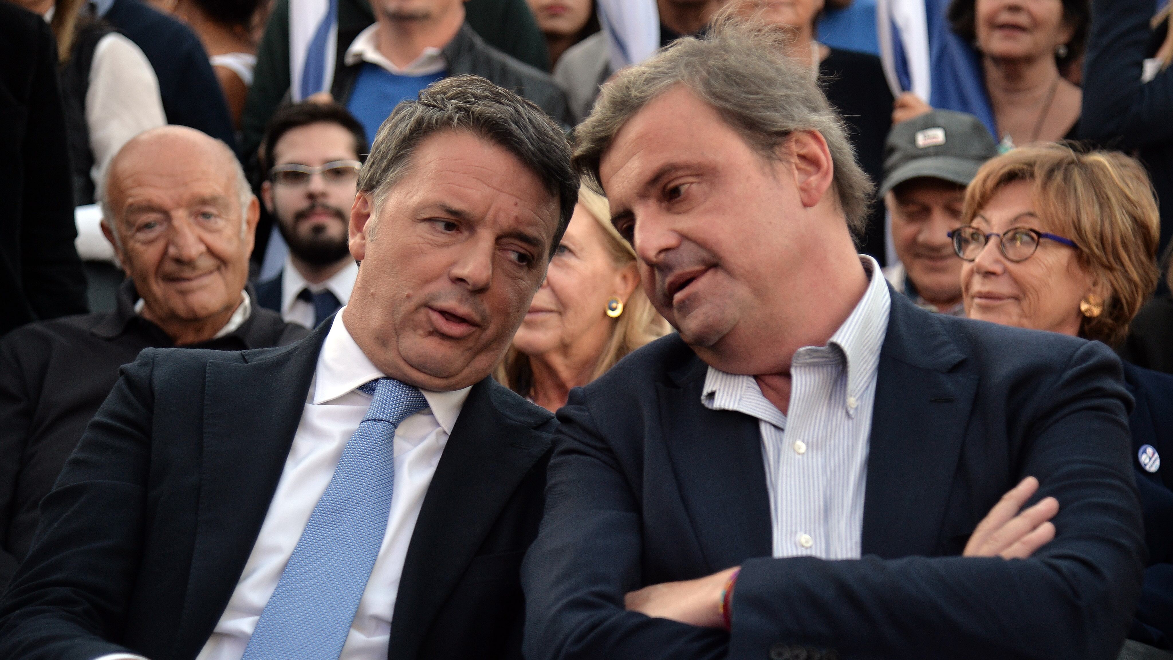 "Cambia subito idea", "Non dare lezioni". Volano ancora gli stracci tra Renzi e Calenda