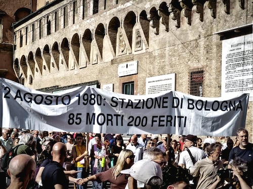 A Bologna si ricordano le vittime della strage del 1980. Mattarella: “Terrorismo neofascista voleva distruggere i valori della democrazia”