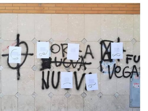Fiumicino, sonetti coperti con le svastiche