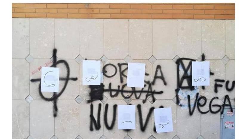 Fiumicino, sonetti coperti con le svastiche