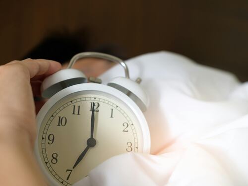 Malattie, stress, peso che aumenta: i rischi di dormire meno di 7 ore