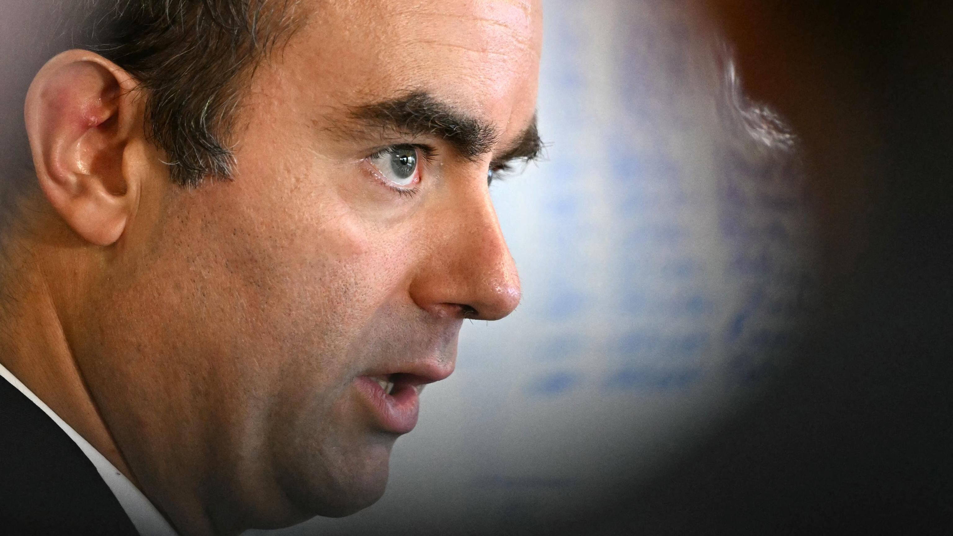 Francia, i socialisti salvano Lecornu: bocciate le mozioni di sfiducia. Regge (per ora) il piano di Macron